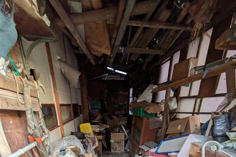 老朽化した外階段・アパート